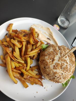 Vegan Burger with seitan patty at Grand Ours in Poitiers