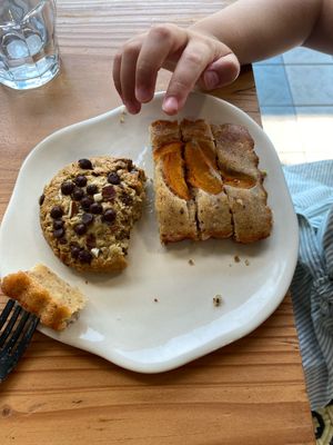 Too good for impatient hands! Cookie and almond cake  at Grand Ours in Poitiers