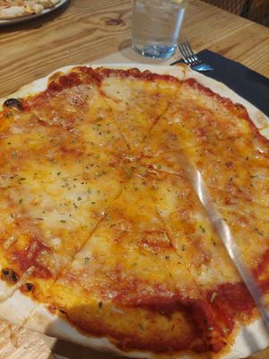 Pizza Duende without everything but cheese for youngest vegan 🤣 at Pizza Basta Restaurante in Cambrils