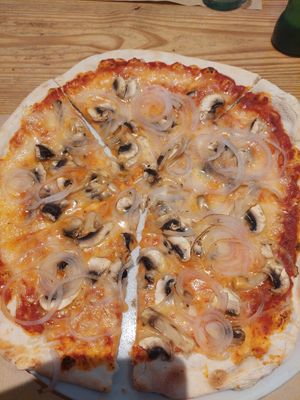 Pizza Duende minus the peppers at Pizza Basta Restaurante in Cambrils