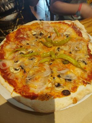 The full pizza duende at Pizza Basta Restaurante in Cambrils