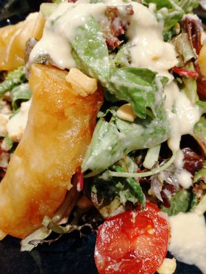 Ensalada con rollitos de pera. at Pizza Basta Restaurante in Cambrils