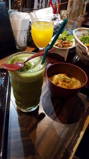 matcha frappe, curry side dish at Shinjukugyoen Ramen Ouka in Tokyo
