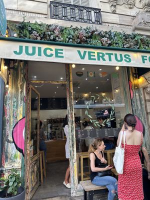 Front  at Vertus in Paris