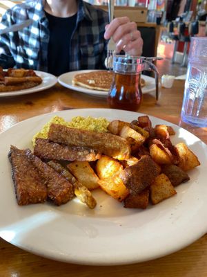 tofu scramble, tempeh bacon, the best potatoes i’ve ever had in my life, and giant pancakes with butter and syrup at Vertical Diner in Salt Lake City