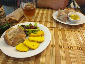 Entradas: queijo de tremoço e paté de grão at Bosque in Sintra