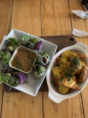 Summers rolls & papas con cheddar Vegano  at El Veggie SV - Food Truck in San Salvador