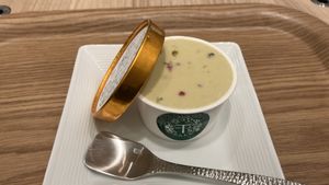 Pistazieneis mit HONIG!!!  at T's Tantan - Ecute Ueno in Tokyo