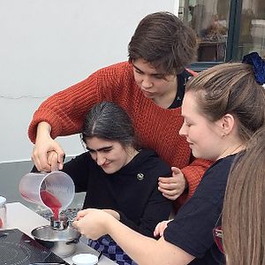 Anemoon giving a workshop, with a little help... at Zus&Zo Gebak en Delicatessen in Utrecht