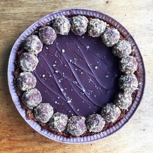Custom chocolate truffle birthday pie at Zus&Zo Gebak en Delicatessen in Utrecht