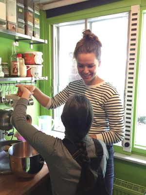 Anemoon and Paula making carrot cookies together at Zus&Zo Gebak en Delicatessen in Utrecht