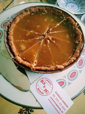 Delicious vegan cake! It was a great family surprise for the easter celebration at Zus&Zo Gebak en Delicatessen in Utrecht