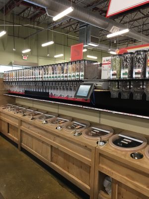 Bulk section at Lucky's Market in Panama City