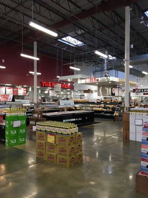 Hot food at Lucky's Market in Panama City