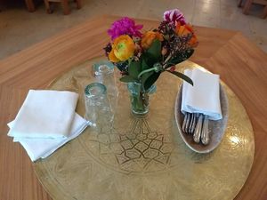 Jedesmal wenn ich dort bin, hats jedesmal wunderschöne Blumen auf dem Tisch at Hammam Basar in Zurich