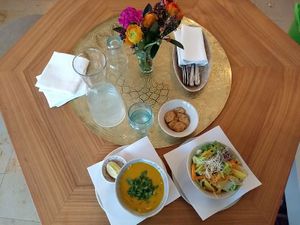 Tagessalat und Tagessuppe wunderschön angerichtet auf dem Tisch at Hammam Basar in Zurich