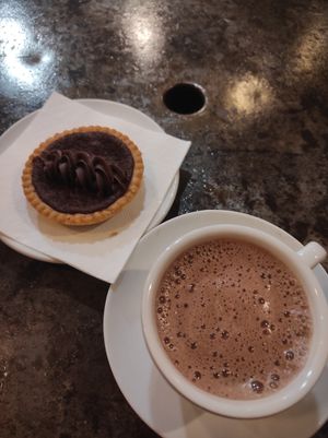Hot chocolate and chocolate "crostatina" at L'Orto Bistrot in Turin