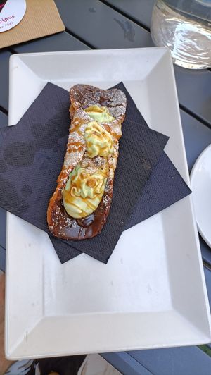 Pistachio cannolo at L'Orto Bistrot in Turin
