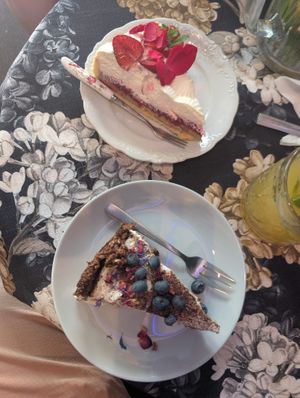 Lovely cakes: banoffee and raspberry cloud at Klubokawiarnia Pestka in Czestochowa