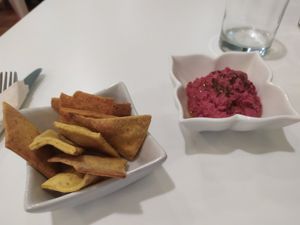 Hummus de aperitivo at Pascuala Cuina Vegana in Badalona