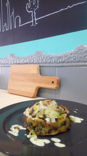 Trinxat de patatas, boniato y Kale con salteado de setas y ali olí vg.  at Pascuala Cuina Vegana in Badalona