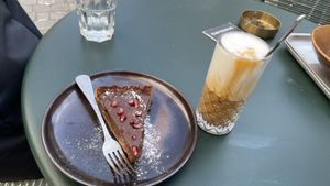 Zwischendurch einen feinen Latte mit Hafermilch und Kuchen vegan  at Max-Moriz in Aarau