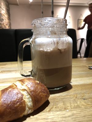 Laugengipfeli mit heisser Schoggi at Max-Moriz in Aarau