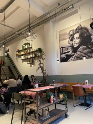 Lower level to sit  at Sugo Pizza Al Taglio - Westblaak in Rotterdam