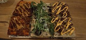 Van links naar rechts: redefine pulled pork, champignon truffel & parmezaan, redefine lamskebab at Sugo Pizza Al Taglio - Westblaak in Rotterdam