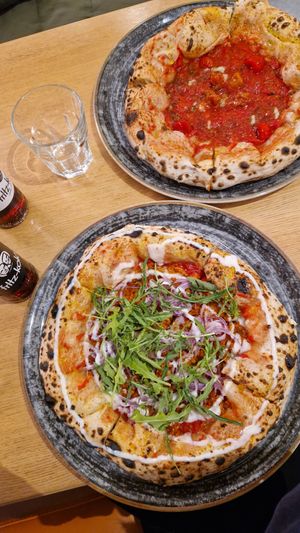 Magyaros es margherita pizzak at Vegazzi Specialty Pizzeria in Budapest