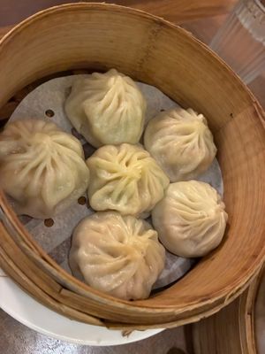 Loofah soup dumplings / XLB 美人絲瓜湯包 at Zhu Li Guan in Taipei