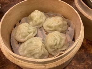 Loofah soup dumplings (美人絲瓜湯包) at Zhu Li Guan in Taipei