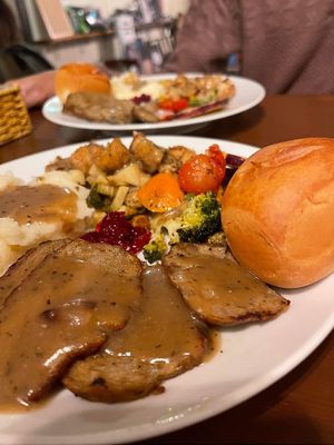 Vegan Christmas dinner with house-made vegan  roast! Didn’t even have to think about what to have for xmas dinner, and it was such a cozy comforting meal!  #Veganuary at Slices in Osaka