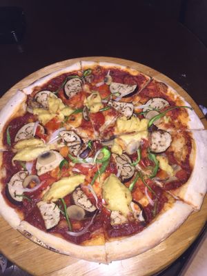 Vegan veggie pizza at Slices in Osaka