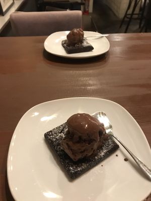Vegan fundge brownie with nice cream😻🌱 at Slices in Osaka