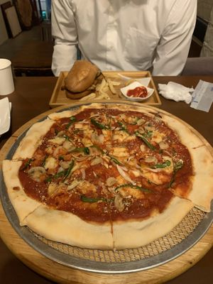 Vegan veggie pizza at Slices in Osaka