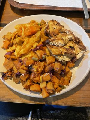 Macarrão ao sugo, batata doce e tofu 👌🏻😍 at Suribachi in Porto