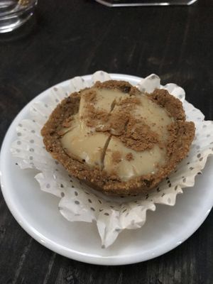 Pastel de Belem o nata típica portuguesa versión vegana. Es la clásica pero también había unas de frutos rojos, 1€ at Suribachi in Porto