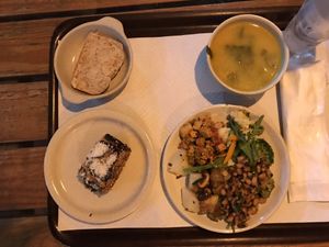 Pan, sopa/ puré, tarta de la abuela vegana y plato combinando del buffet at Suribachi in Porto