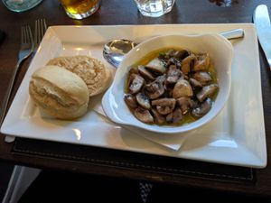 Garlic buttered mushrooms and bread at The Courie Inn in Killin