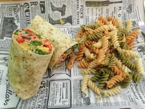 La pasta tiene una salsa de cacahuete que está buenísima! at Cocome in Sevilla