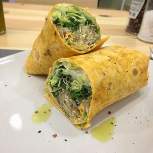 Wrap de Tomate Seco, quinoa, brotos e saladinha  at Cocome in Sevilla