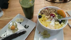 Tarta de chocolate, bol de yogur con granola y frutas at Cocome in Sevilla