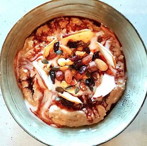 Missed breakfast? NOw worries! Come try our brekkie bowl made with gluten free oats and lots of other goodies! at De Groene Chef in Tilburg