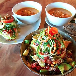 Our Yogisha soup is based on an Ayurvedic recipe and made with sweet potato, carrot, ginger and coconut milk. You can pair it with a salad or a double sandwich on the side for a sustaining lunch! Or what about our no-gluten loaded tortilla chips  at De Groene Chef in Tilburg