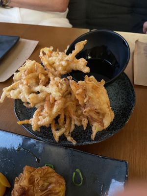 Tempurá e na beiradinha da foto aparece a trouxinha de abóbora que é simplesmente incrível de deliciosa!!!!  at Sushimar Vegano in Sao Paulo