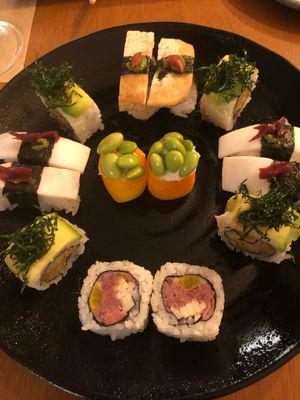 Sushi com tofu, com edamame, com abacate, com coco e com carne de jaca  at Sushimar Vegano in Sao Paulo