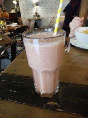 Smoothie with orange, strawberry, banana, cinnamon, honey and ginger at Deli Linz in Linz