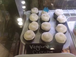 Vegan mini cupcakes at Angelic Desserts in Naples