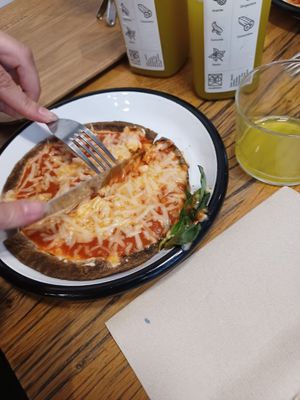 Vegan pizza margherita at Wild & The Moon - Opéra in Paris